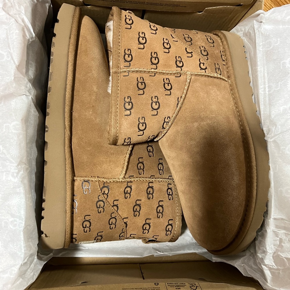 Classic mini embossed logo UGG NWT